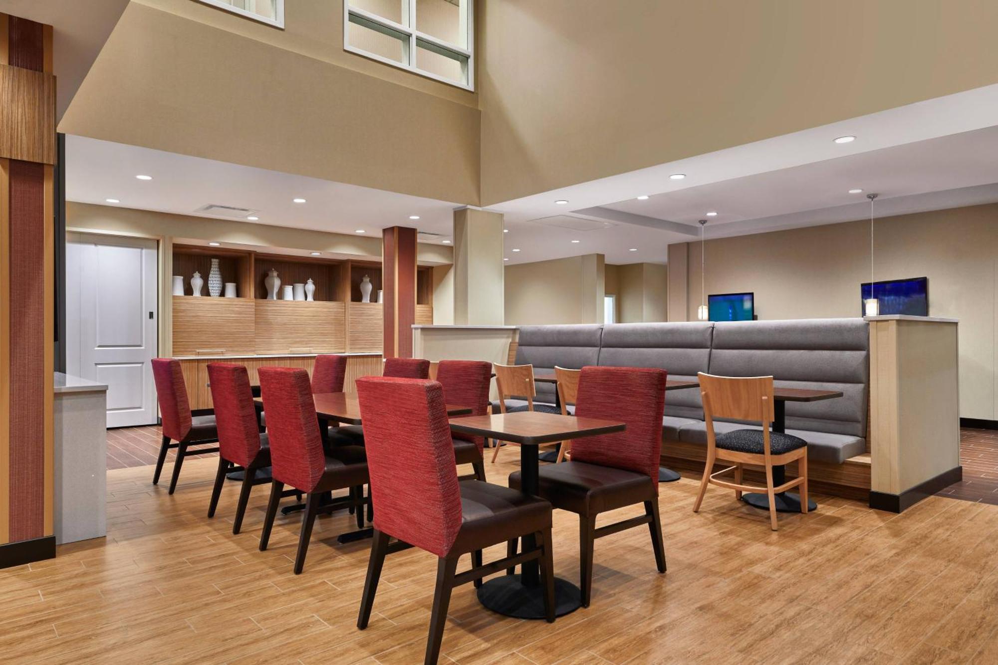 Towneplace Suites By Marriott Fort Mcmurray Exterior photo